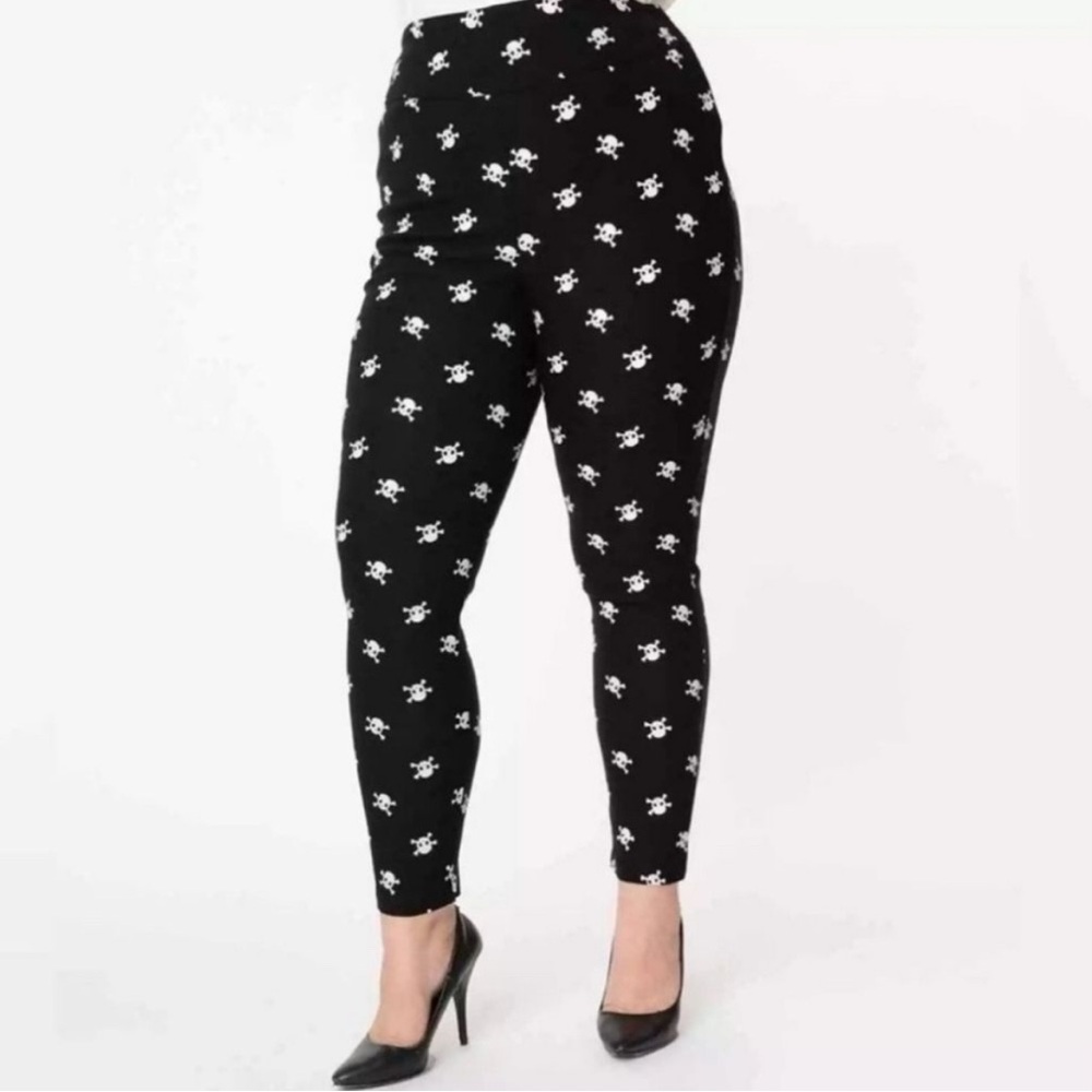 Unique Vintage 1950s Black High Waist Rizzo Cigarette Pants Skull Print